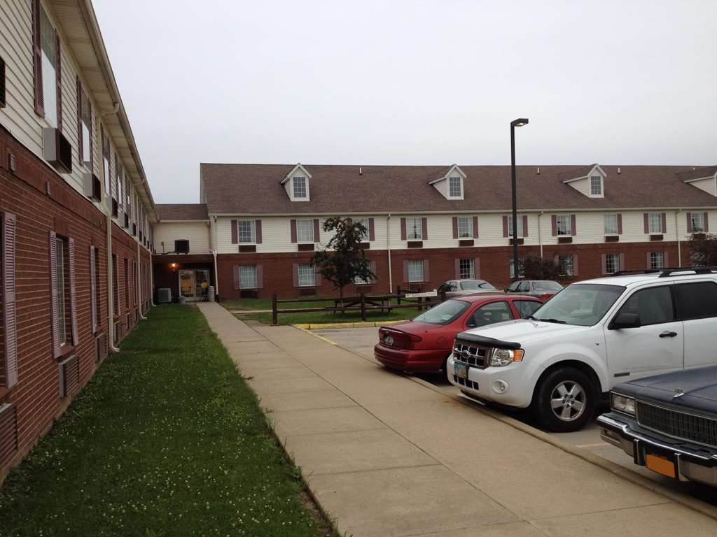 Country Hearth Inn & Suites Willard Bagian luar foto