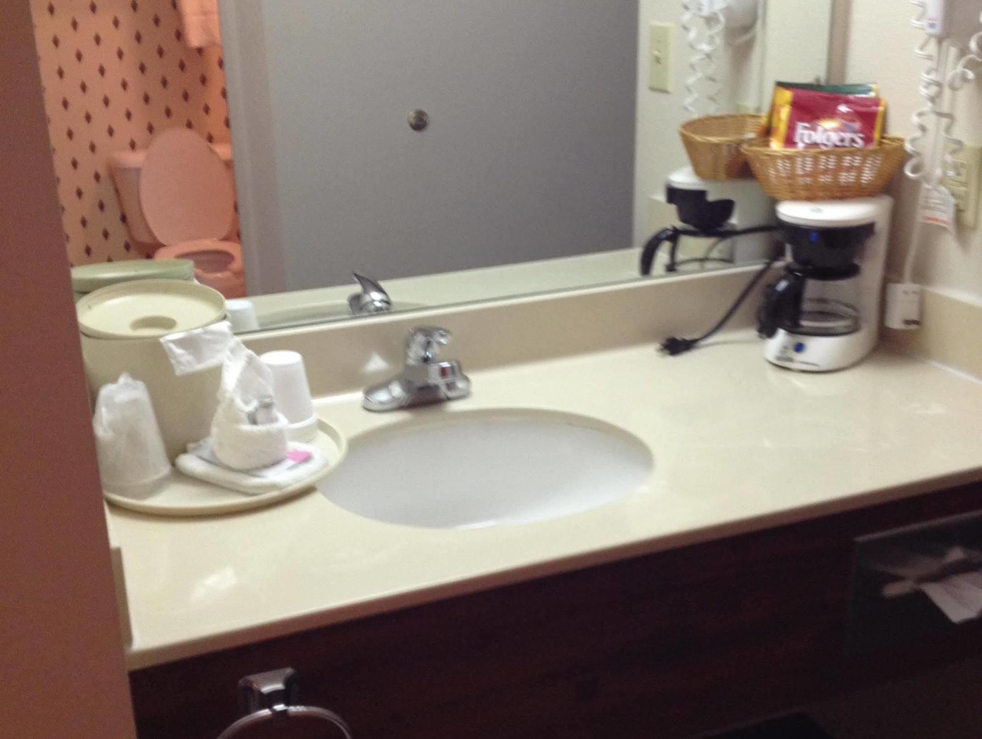 Country Hearth Inn & Suites Willard Bagian luar foto